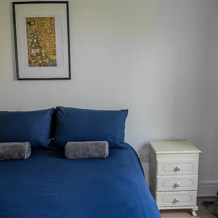 Comfortable 2-bedroom Near Airport Daire *