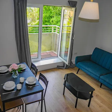 Comfortable 2-bedroom Near Airport Daire