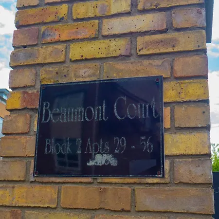 Comfortable 2-bedroom Near Airport Daire