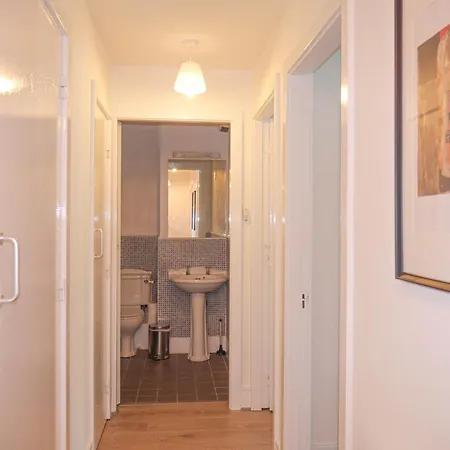 Daire Comfortable 2-bedroom Near Airport