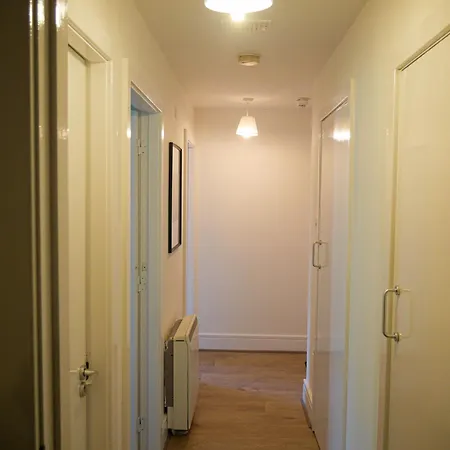 Comfortable 2-bedroom Near Airport *