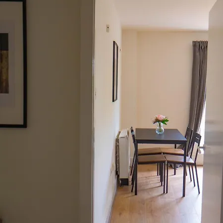 Comfortable 2-bedroom Near Airport Dublin