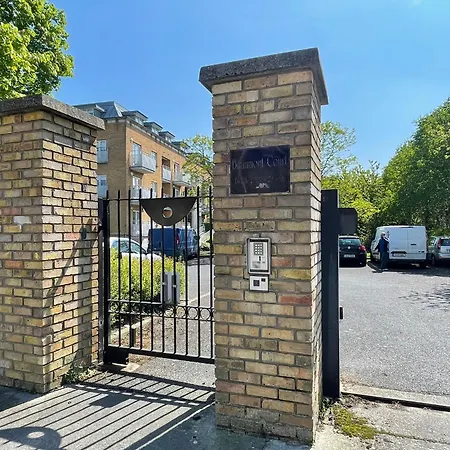Comfortable 2-bedroom Near Airport Apartment