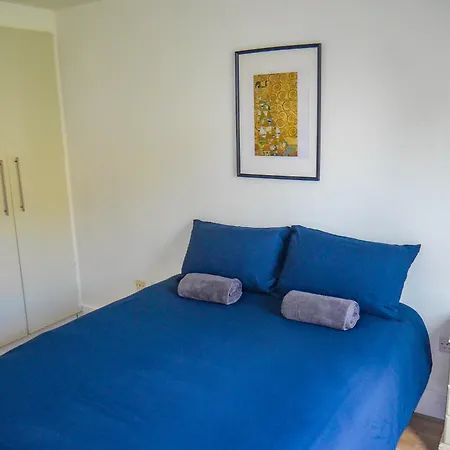 Comfortable 2-bedroom Near Airport *