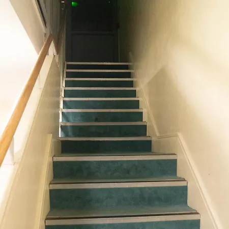 Apartment Comfortable 2-bedroom Near Airport *