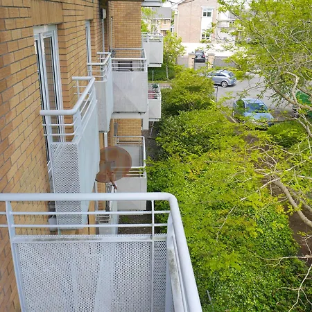 Comfortable 2-bedroom Near Airport *