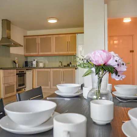 Apartment Comfortable 2-bedroom Near Airport