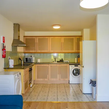 Apartment Comfortable 2-bedroom Near Airport *