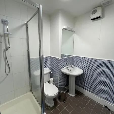 Comfortable 2-bedroom Near Airport Apartment