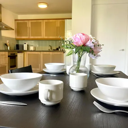 Διαμέρισμα Comfortable 2-bedroom Near Airport *