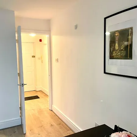 Apartment Comfortable 2-bedroom Near Airport *