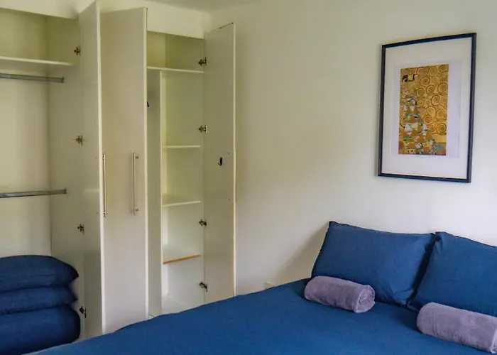 Comfortable 2-bedroom Near Airport *