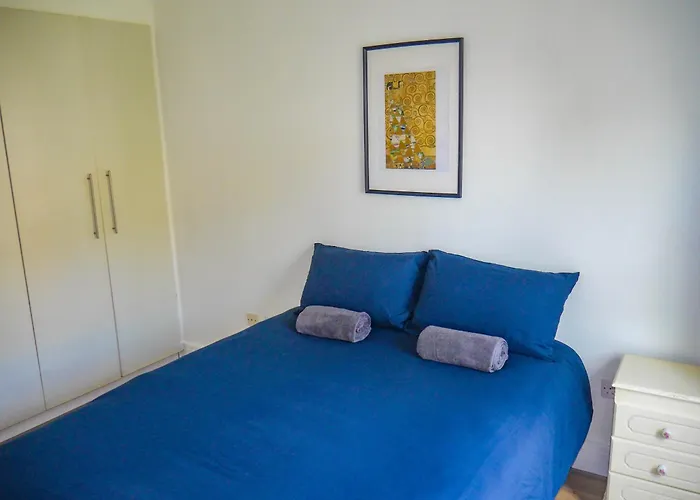 Comfortable 2-bedroom Near Airport *