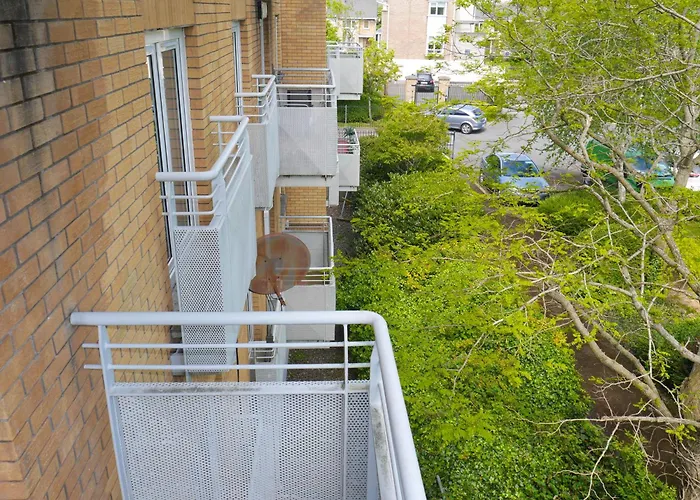 Comfortable 2-bedroom Near Airport *