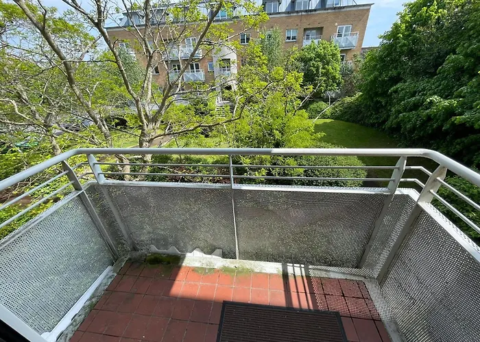 Comfortable 2-bedroom Near Airport *