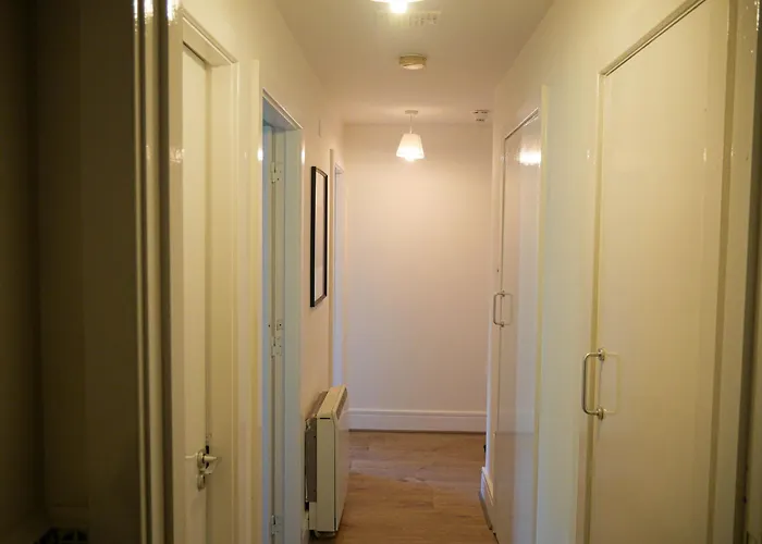 Comfortable 2-bedroom Near Airport *