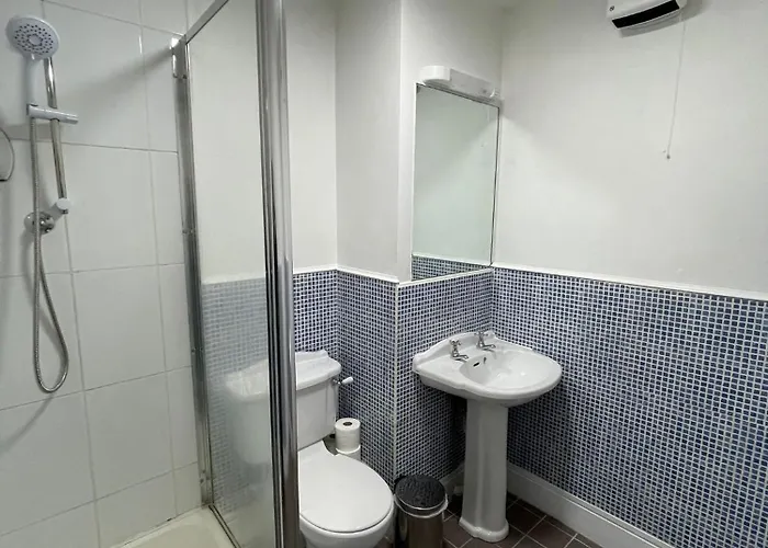Comfortable 2-bedroom Near Airport Apartman