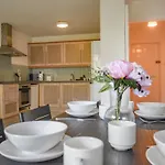 Lejlighed Comfortable 2-bedroom Near Airport